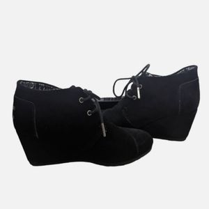 Toms Desert  Black Suede Booties Size W7